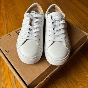 Taos women’s leather white sneakers size 7.5